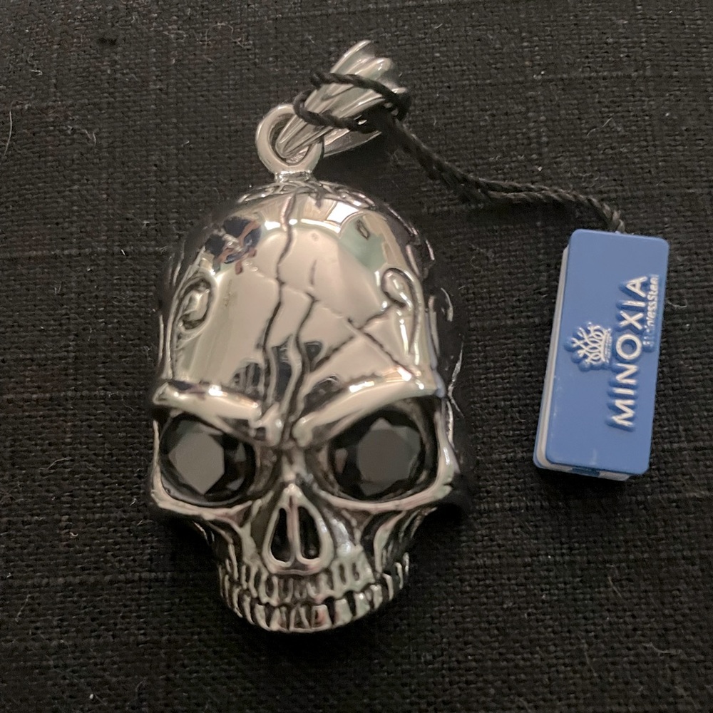 Stainless steel Minoxia Skull charm NWOT. Never worn & so much detail!